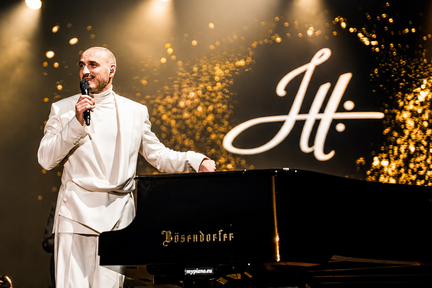 Jozef Holly pri klavíri